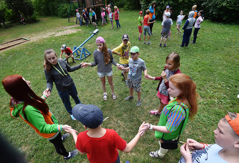 В настоящее время в Петербурге и Ленобласти работает более 70 загородных оздоровительных стационарных лагерей для детей