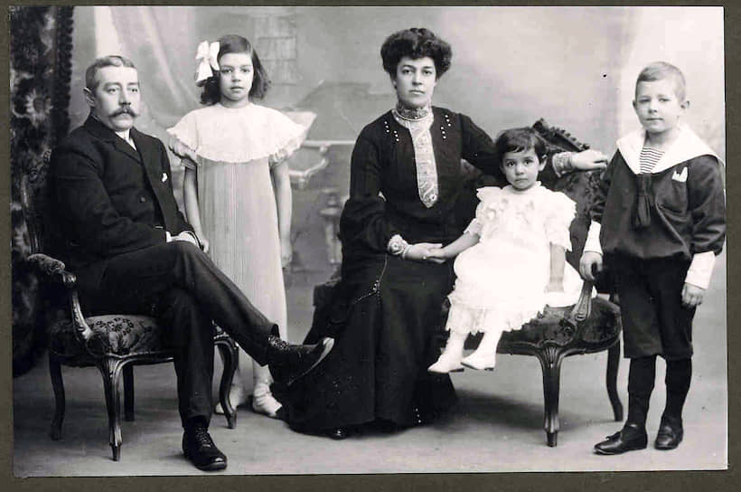Карл и Берта Фацер вместе с детьми