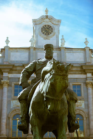 К наследию эпохи Александра III можно отнести и знаменитый конный памятник императору работы скульптора Паоло Трубецкого, который был открыт на Знаменской площади (ныне площадь Восстания) 28 мая 1909 года