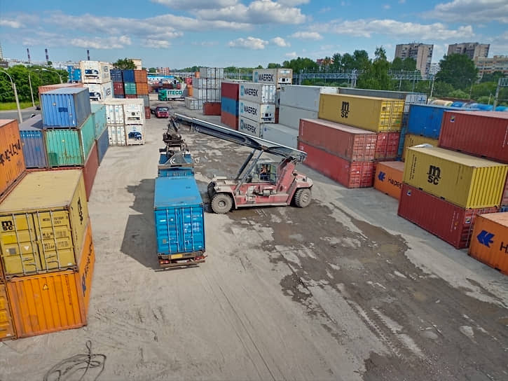 Контейнерооборот порта Санкт-Петербург за первое полугодие снизился на 7%, до 1 млн TEU, а отгрузка нефтепродуктов выросла на 26%, до 5,8 млн тонн