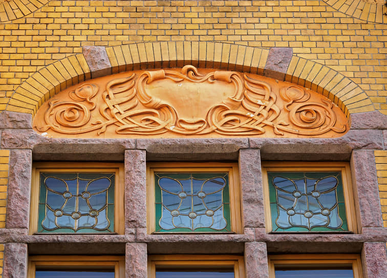 Декор над окном с витражами сделан из искусственного камня