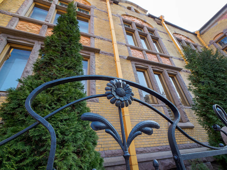 Типичные растительные орнаменты модерна украшают металлическую ограду палисадника