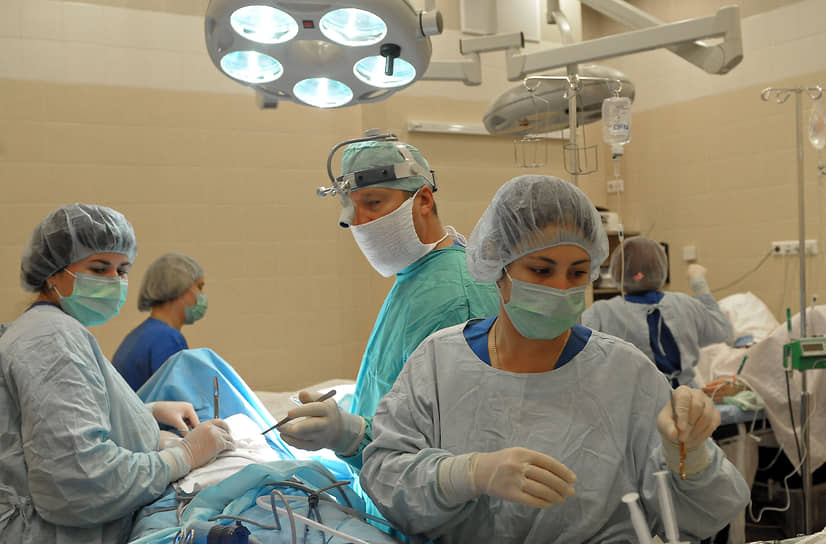 В ординатуре по пластической хирургии доктора получают практический навык под контролем опытных коллег. По новым стандартам ее длительность планируется увеличить с двух до пяти лет, что более соответствует западному образцу