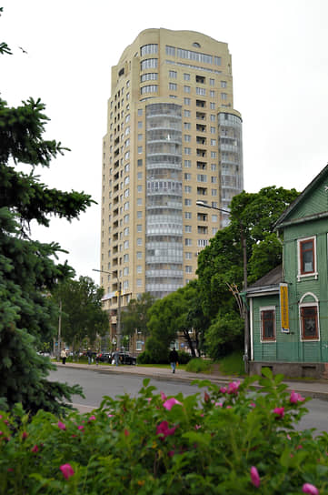 Сестрорецк сам по себе не является престижным пригородом, квартирное жилье там недорогое. Престижной является так называемая «золотая миля» — направление Курортного района от Сестрорецка до Зеленогорска