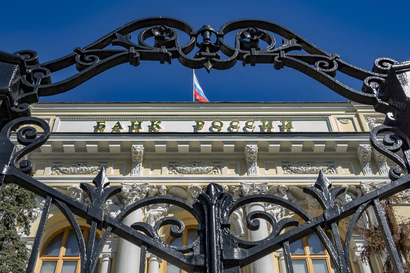 На момент прихода на пост председателя ЦБ РФ Эльвиры Набиуллиной в июне 2013 года в стране работало 894 банка, а на начало апреля 2021 года — 357 банков