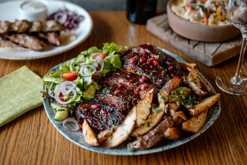 Блюдо «Казбеги» из меню Erti: томленая баранья лопатка, приготовленная в сувиде, маринованная в грузинских специях и в соусе из черного перца, со свежим салатом и запеченным картофелем
