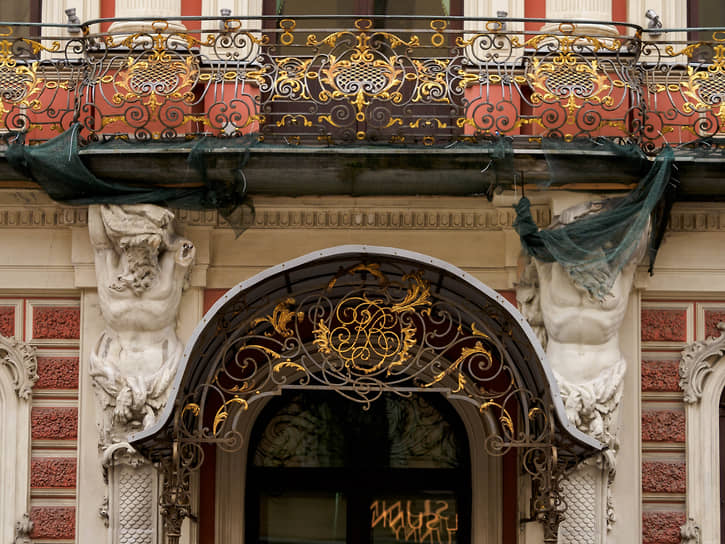 Ажурные решетки в сочетании с обильной лепниной — детали дворцовой архитектуры