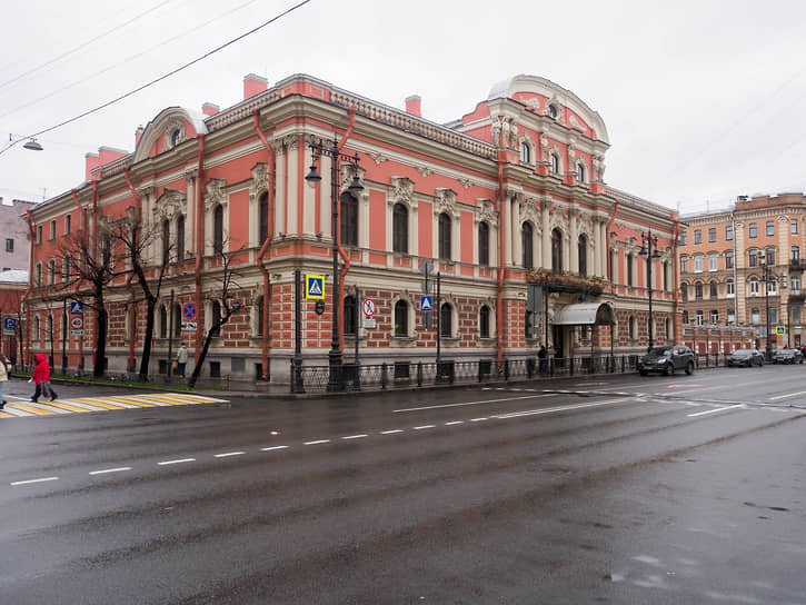Особняк Мясникова выделяется своим обликом в исторической застройке улицы Восстания
