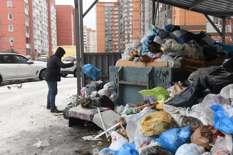 Старт «мусорной» реформы выглядел как ее полный провал: Петербург оказался завален мусором