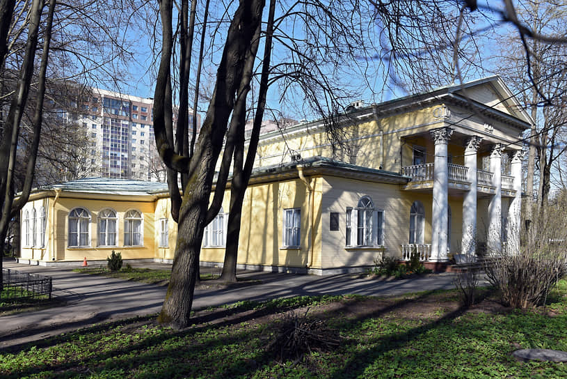 Дача — двухэтажный деревянный дом — была построена в стиле классицизма по проекту архитектора Авраама Мельникова в 1824–1825 годах