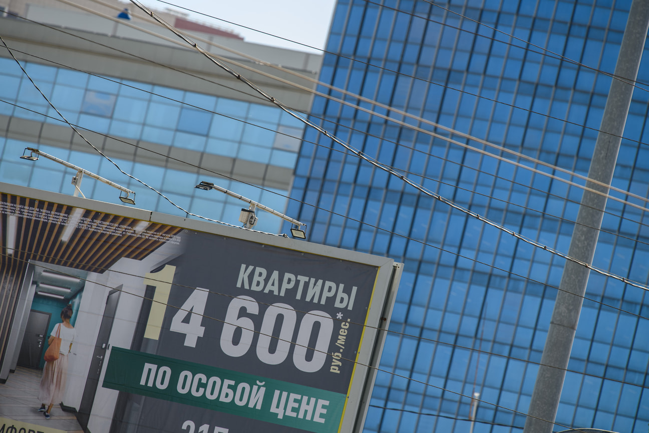 Доля непроданных квартир в строящихся ЖК в Петербурге увеличилась с 37 до 41%, а в Ленобласти сократилась с 42 до 41%