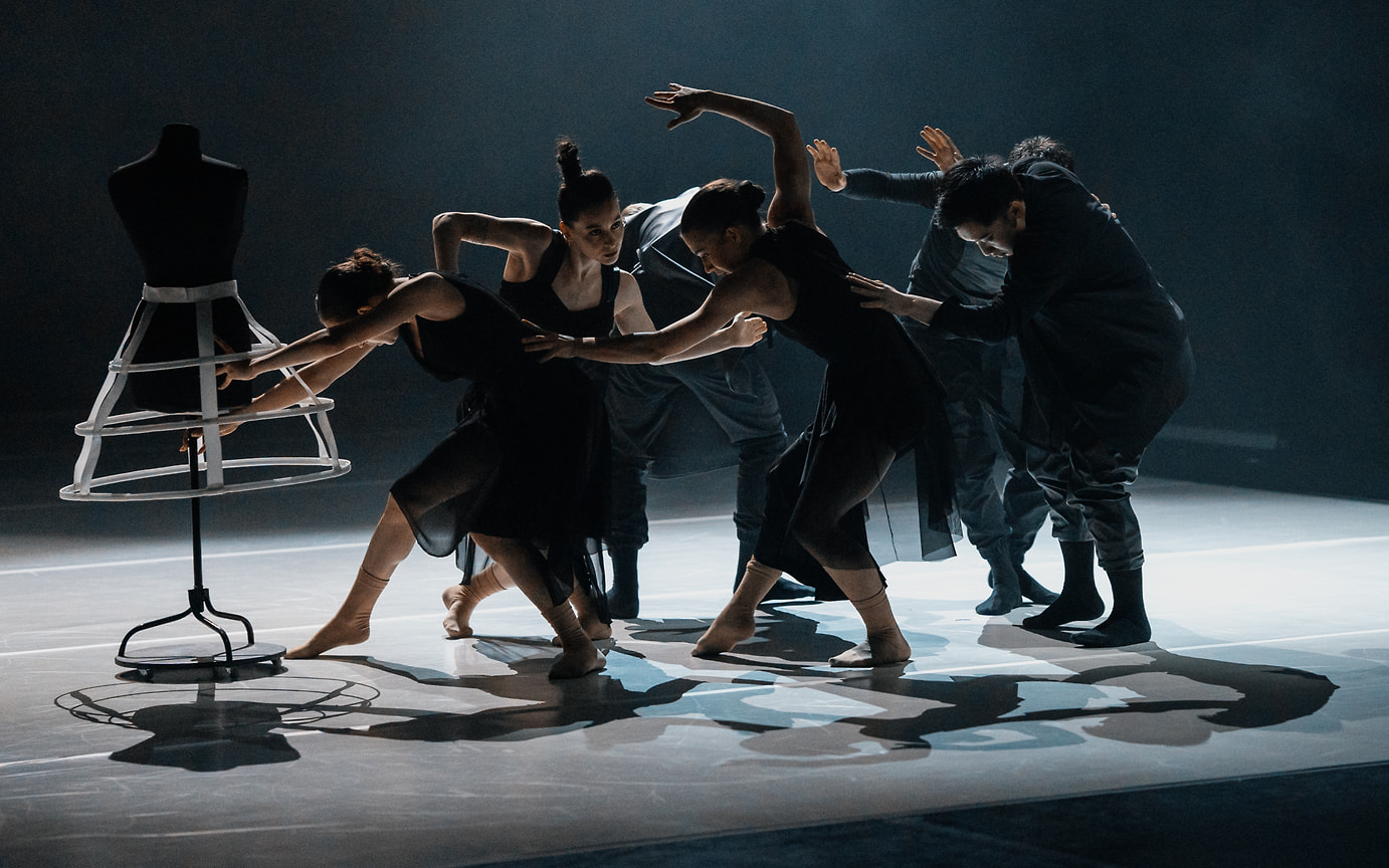 Сцена из спектакля-балета «Бар.Око», созданного венгерским хореографом Лорандом Захаром вместе с труппой Театра современного танца «Каннон Данс»