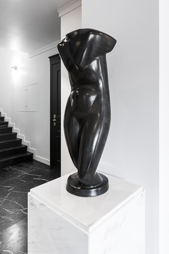 «Венера» скульптора Людмилы Караевой в доме «Крестовский IV» — дань классическому наследию