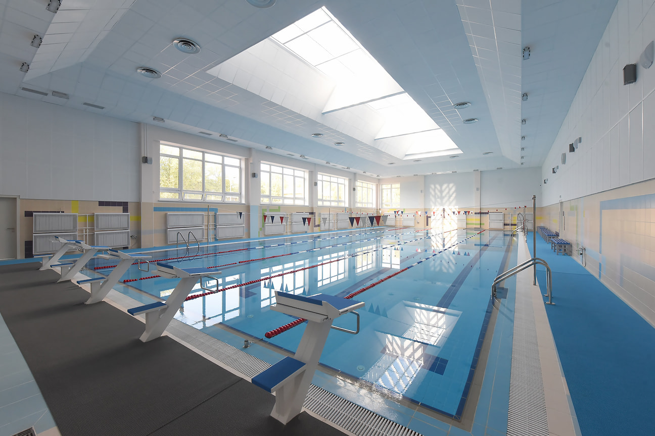 Для занятий спортом в школе № 455 оборудованы два бассейна и спортивно-тренировочные помещения
