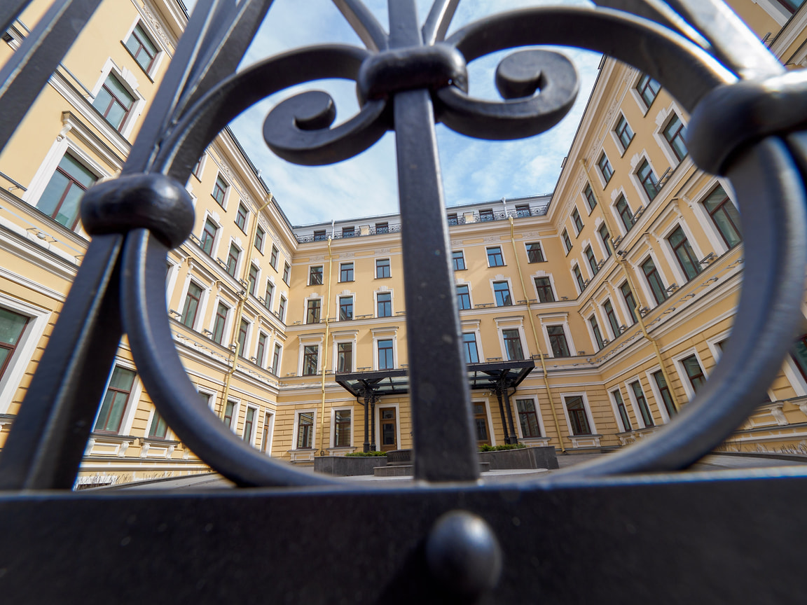 Объем спроса на элитное жилье на первичном рынке Санкт-Петербурга по итогам года может составить 43 тыс. кв. м, или более 350 квартир и апартаментов, что на 35% превышает показатель 2022 года