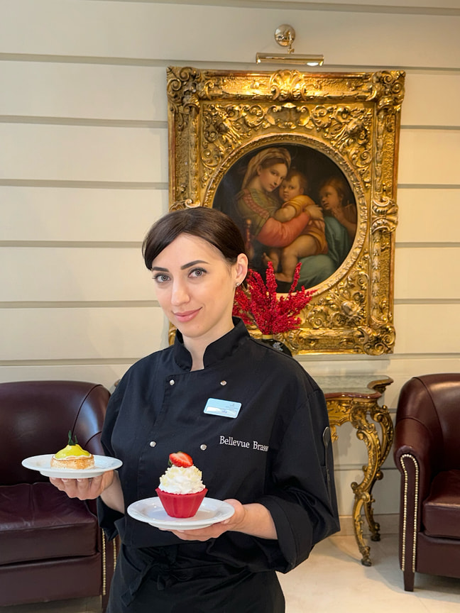 Шеф-кондитер «Гранд Отеля Мойка 22» Наталья Кононова с десертами из новой коллекции