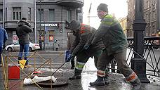 На ул. Нансена в Ростове устраняют повреждение на канализационном коллекторе