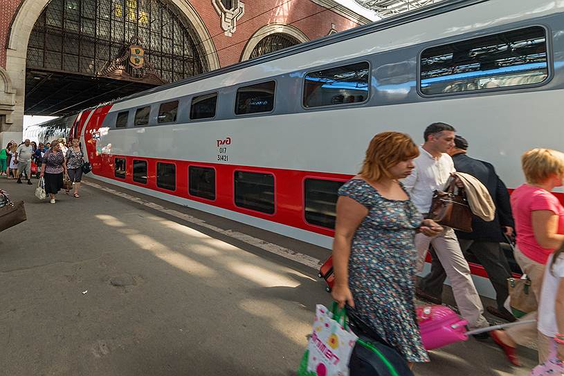 Поезд ростов москва. Атаман Платов поезд. Поезд Атаман Платов Ростов Адлер. Двухэтажный поезд Ростов Адлер. Поезд Атаман Платов двухэтажный.