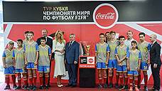 В Ростов прибыл кубок FIFA