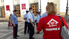 Полиция вынесла предупреждение дольщикам самостроев, гуляющим у здания донского правительства