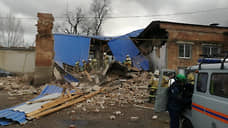 В Сальске спасатели ищут людей под завалами после обрушения стены здания