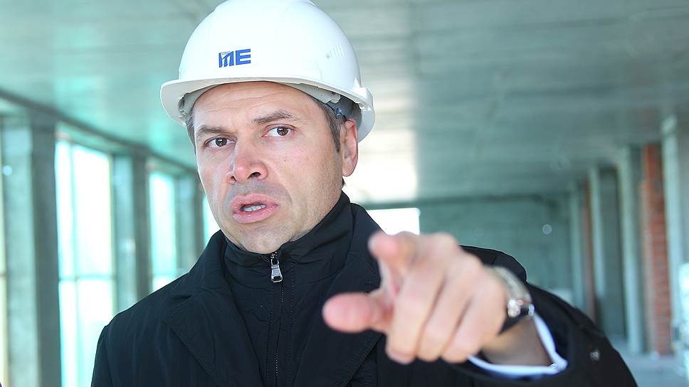 Первый заместитель Генерального директора ОАО «Дон-Плаза» Андрей Демишин во время обхода строящегося отеля Хайат.