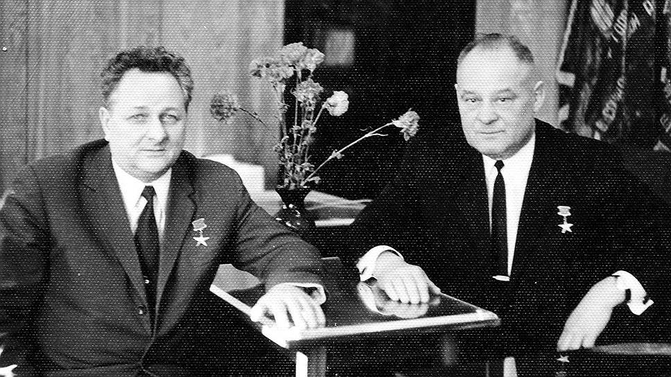 Д.М.Чумаченко с директором Казанского вертолетного завода Аристовым 1973г.
