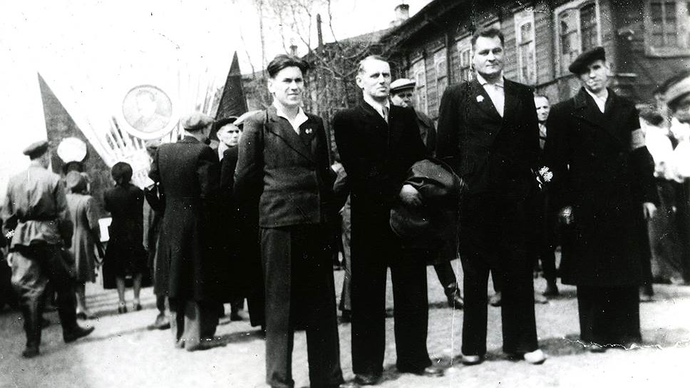 Председатель Иркутского авиазавода на демонстрации, 1 мая 1948г.
