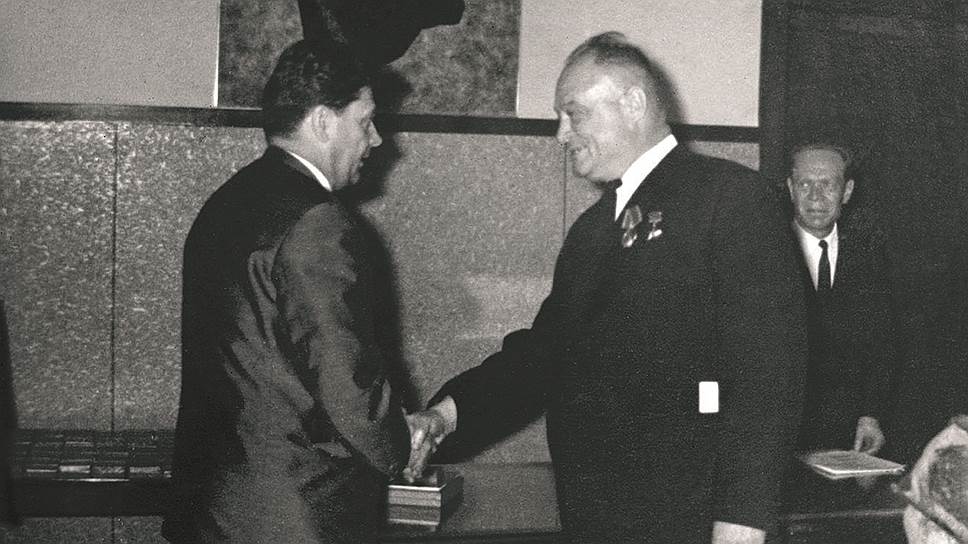 Секретарь обкома партии КПСС И.А. Бондаренко вручает Звезду героя Д.М. Чумаченко, апрель 1971 год
