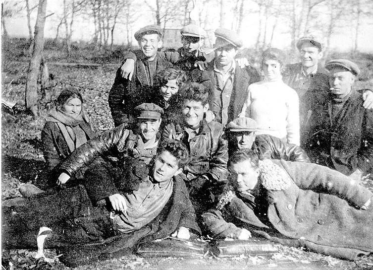 Студенты ХАИ (Чумаченко в центре), 1935г.
