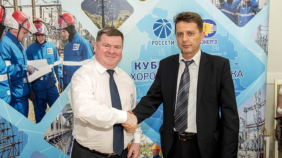 (Слева направо) Сергей Овченков, независимый эксперт; Виктор Пилецкий, начальник департамента реализации услуг и учета электроэнергии ПАО «Кубаньэнерго»