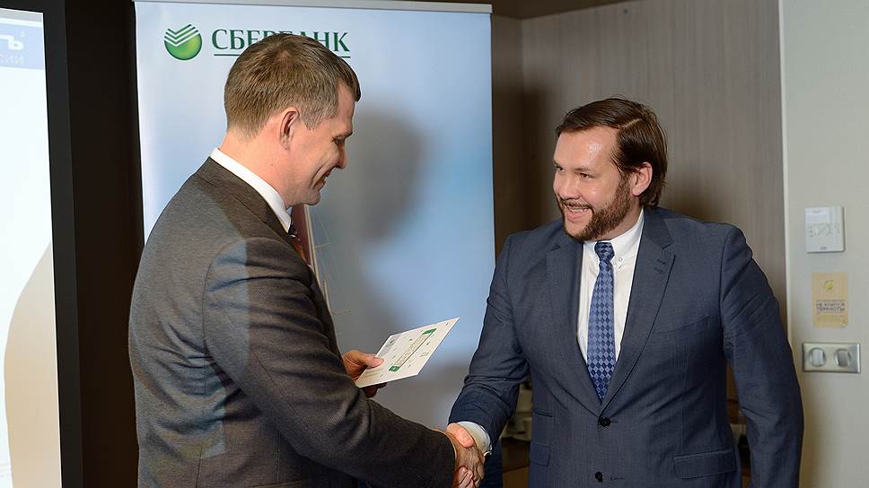 Михаил Бурукин (Сбербанк) награждает победителя деловой сессии «Коммерсанта» Андрея Жидкова