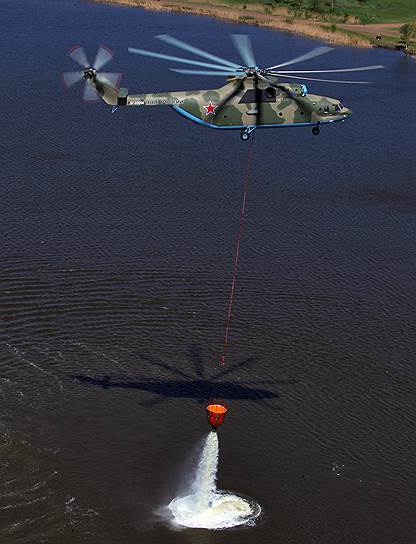 Экипажи самых больших в мире военно-транспортных вертолетов МИ-26 Южного военного округа провели учебно-тренировочные полеты с использованием новой водосливной системы ВСУ-15, заборы воды в открытых водоемах и ее сброс на условные очаги возгорания, обозначенные сигнальными дымами.