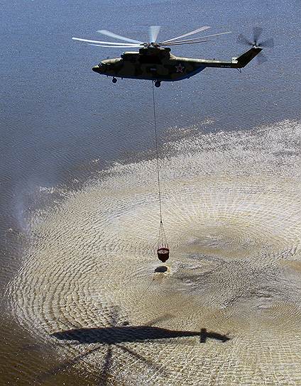 Экипажи самых больших в мире военно-транспортных вертолетов МИ-26 Южного военного округа провели учебно-тренировочные полеты с использованием новой водосливной системы ВСУ-15, заборы воды в открытых водоемах и ее сброс на условные очаги возгорания, обозначенные сигнальными дымами.