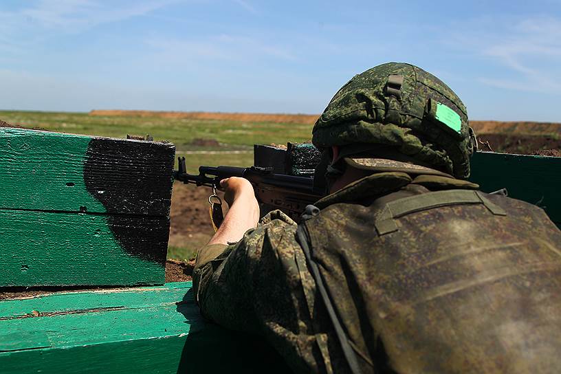 Проведение общевойсковой подготовки с новобранцами 150 мото-стрелковой дивизии, на полигоне Кадамовский