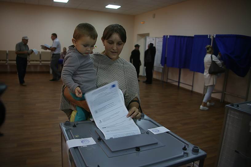 Единый день голосования. Избиратели во время голосования на избирательном участке в поселке Водопадный Аксайского района.