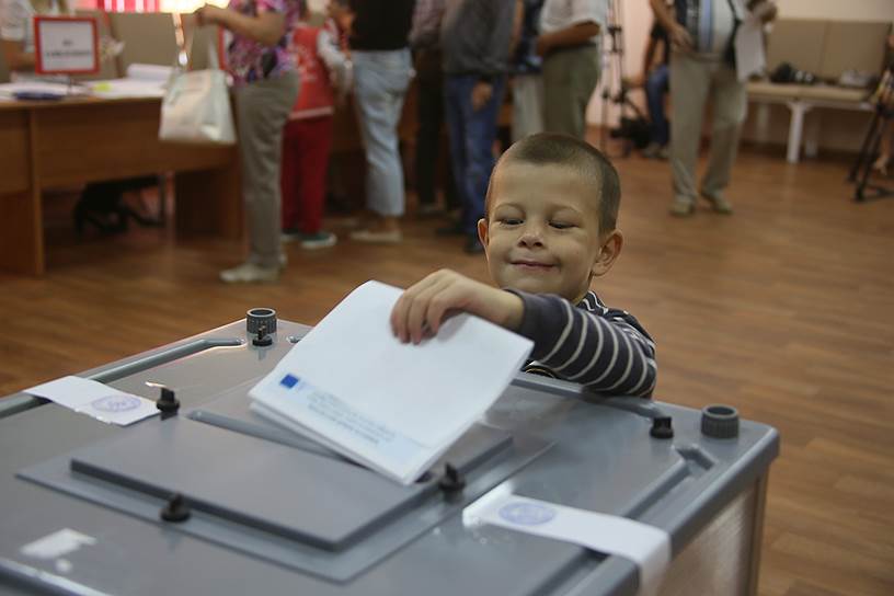 Единый день голосования. Избиратели во время голосования на избирательном участке в поселке Водопадный Аксайского района.