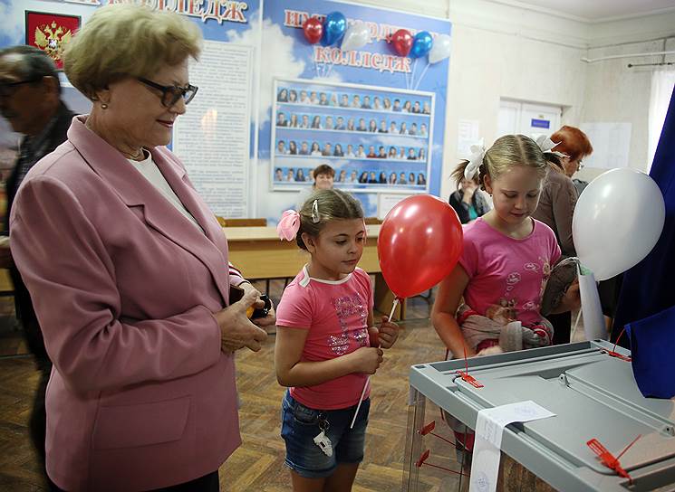 Единый день голосования. Избиратели во время голосования на избирательном участке в поселке Водопадный Аксайского района