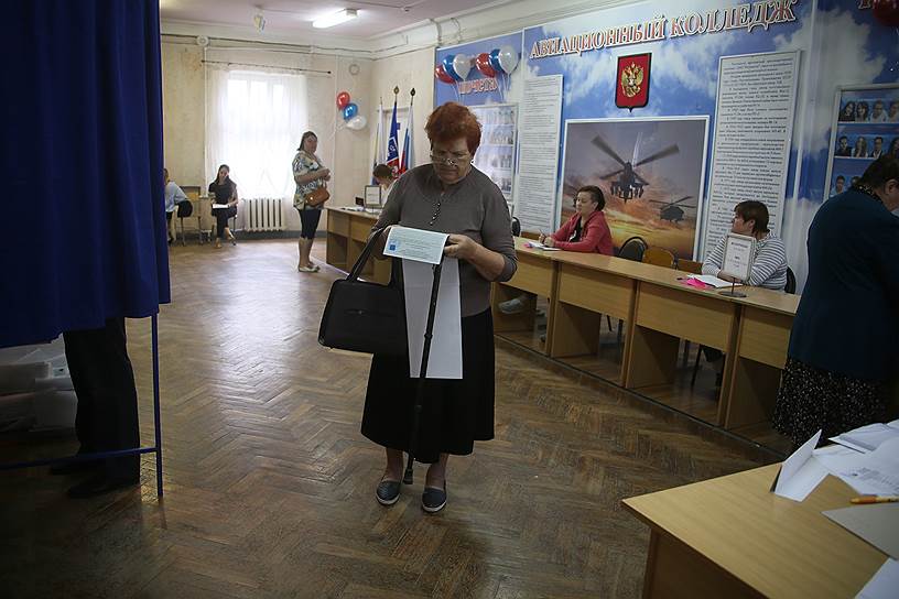 Единый день голосования. Избиратели во время голосования на избирательном участке в поселке Водопадный Аксайского района