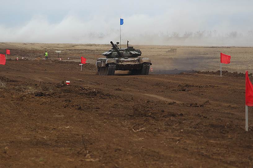 Окружной этап международной соревновательной гонки с различными препятствиями между танковыми экипажами &quot;Танковый биатлон&quot; на полигоне Прудбой