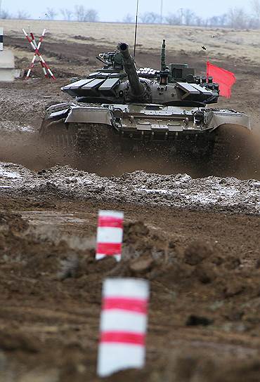 Окружной этап международной соревновательной гонки с различными препятствиями между танковыми экипажами &quot;Танковый биатлон&quot; на полигоне Прудбой