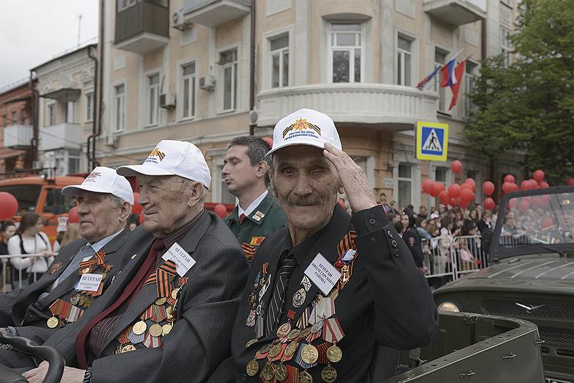 Военный парад, посвященный 74 годовщине Победы в Великой отечественной войне на Театральной площади.