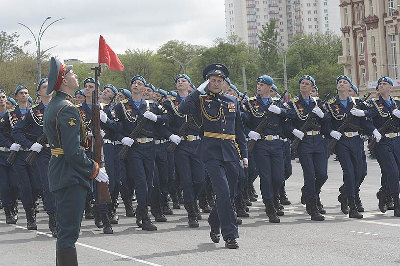 Военный парад, посвященный 74 годовщине Победы в Великой отечественной войне на Театральной площади.
