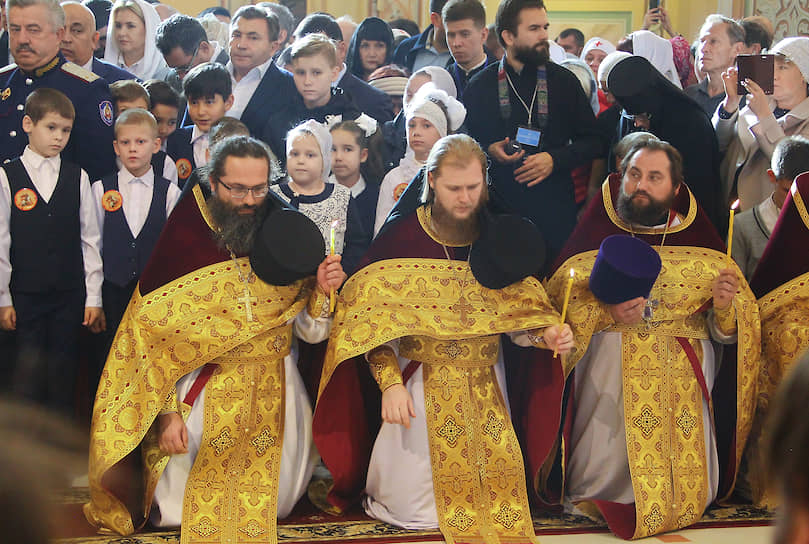 Церемония освящения Ростовского кафедрального собора, открытого после реконструкции. Священнослужители и прихожане во время церемонии.