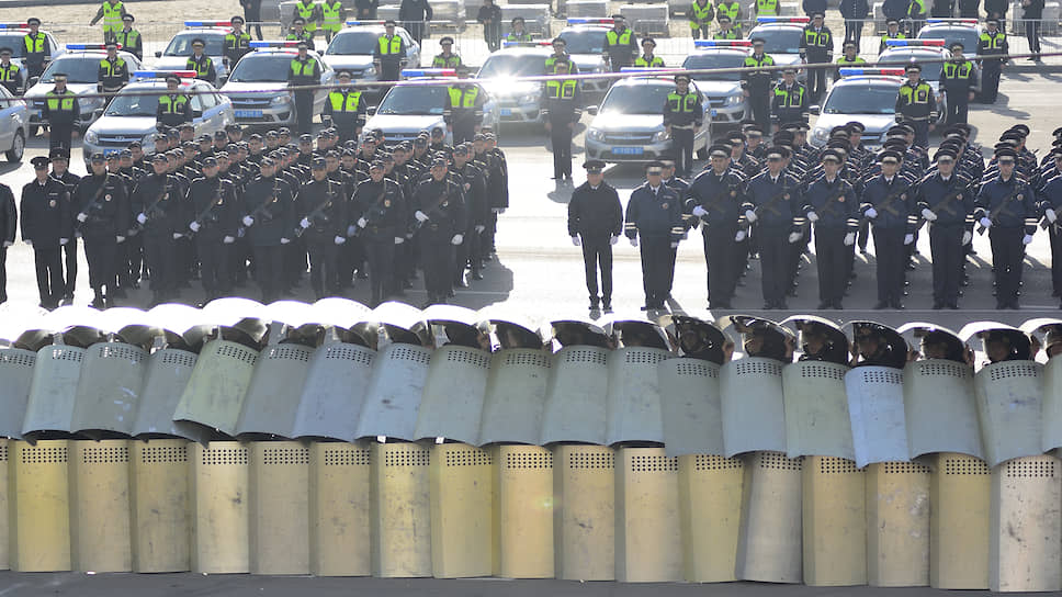 Парад в честь Дня сотрудника полиции, на Театральной площади.