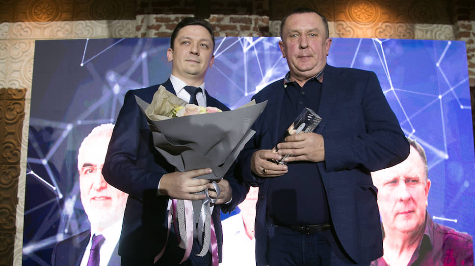 Победу в номинации "Бизнес – городу" одержал создатель парка "Лога" Сергей Кушнаренко (на фото – справа)