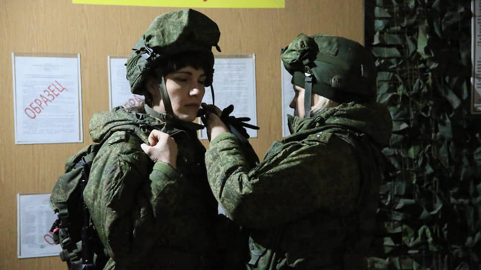 Военнослужащие-женщины соединения специального назначения Южного военного округа во время занятий по специальной и тактической подготовке в преддверии Международного женского дня в поселке Рассвет.
