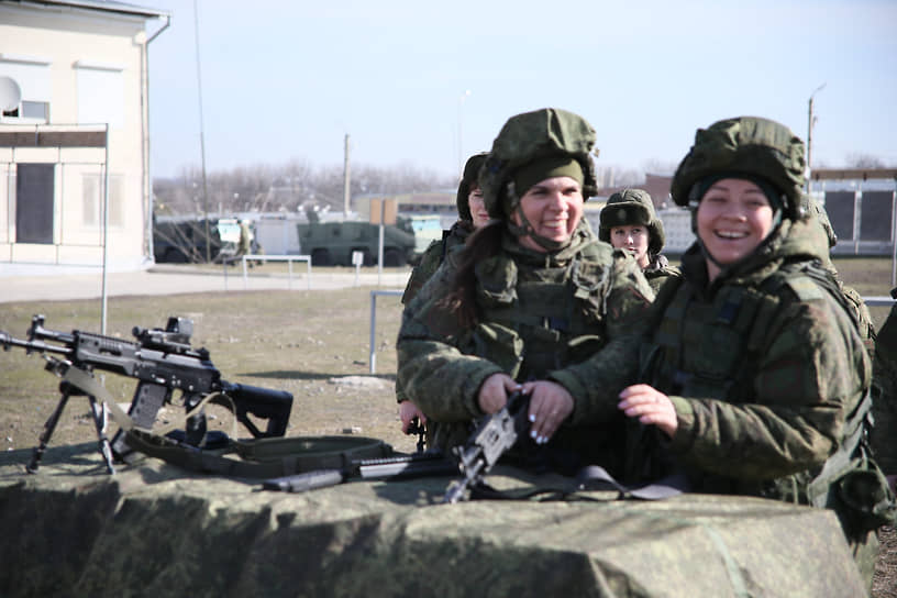 Военнослужащие-женщины соединения специального назначения Южного военного округа во время занятий по специальной и тактической подготовке в преддверии Международного женского дня в поселке Рассвет.
