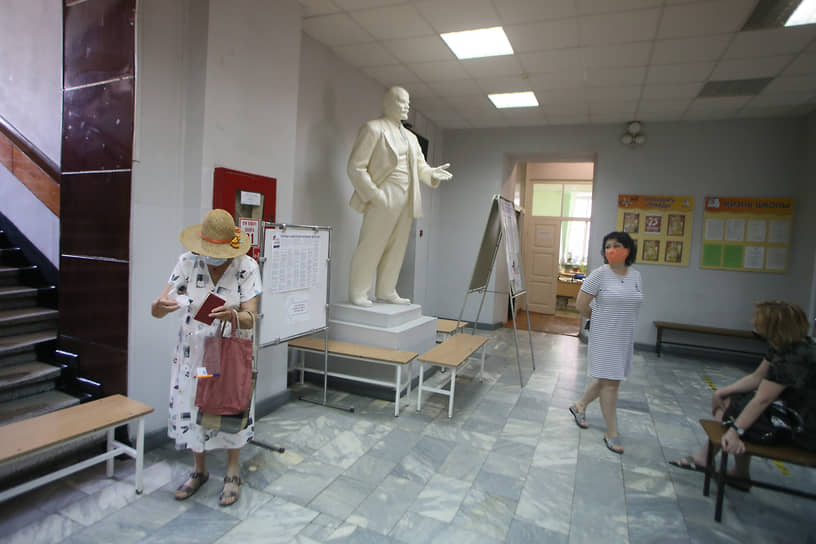 Общероссийское голосование по поправкам к Конституции России. Люди во время голосования на избирательном участке в школе №49.