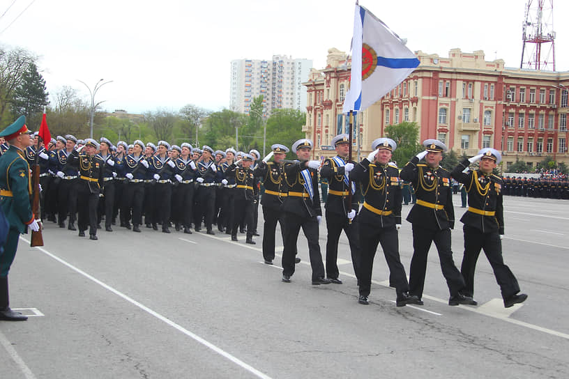 Военный парад на Театральной площади, посвященный 76-летию Победы в Великой Отечественной войне (ВОВ).